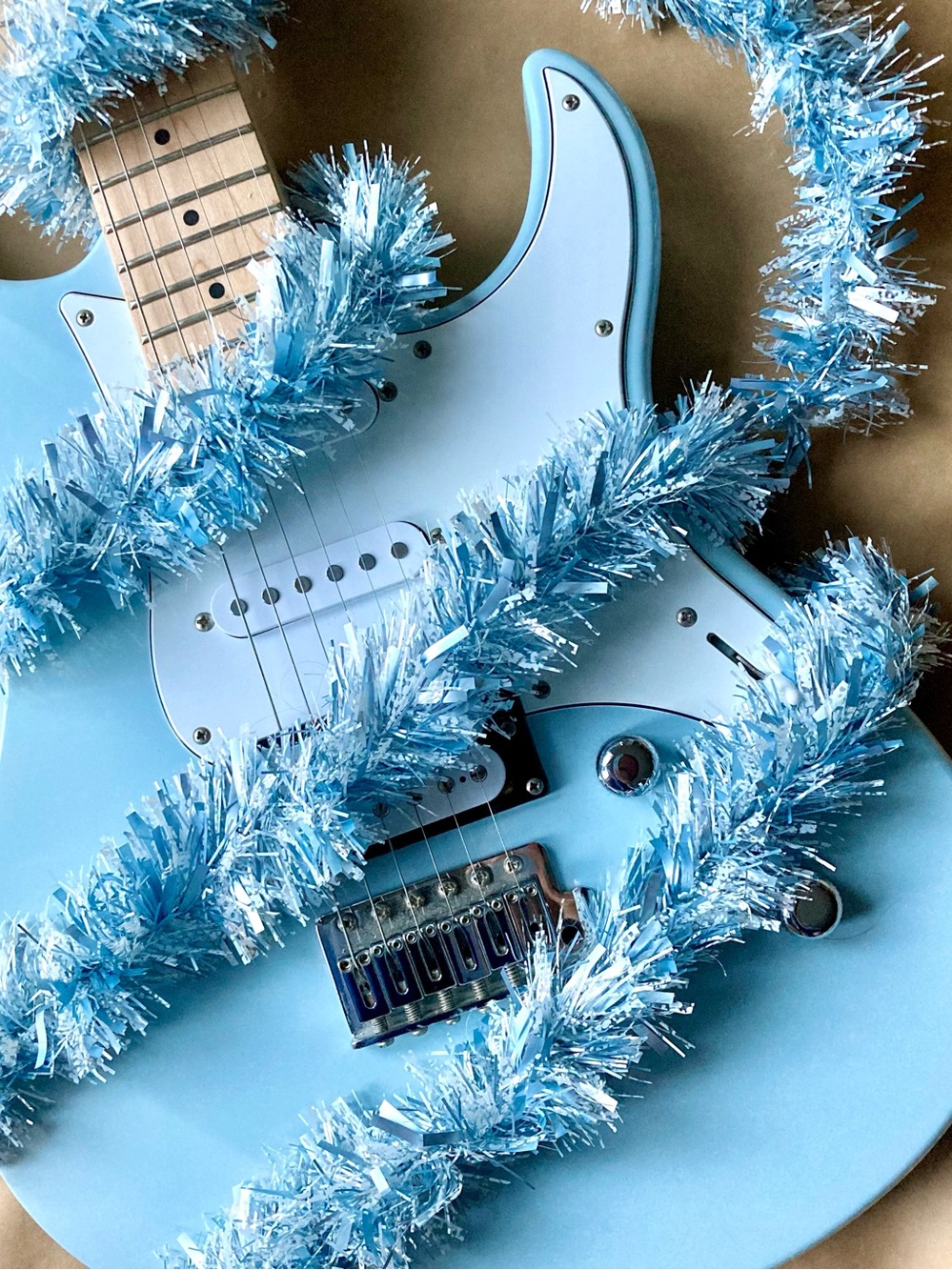 .• Tinsel Tree Garland in Pearly Light Blue & White Shimmer